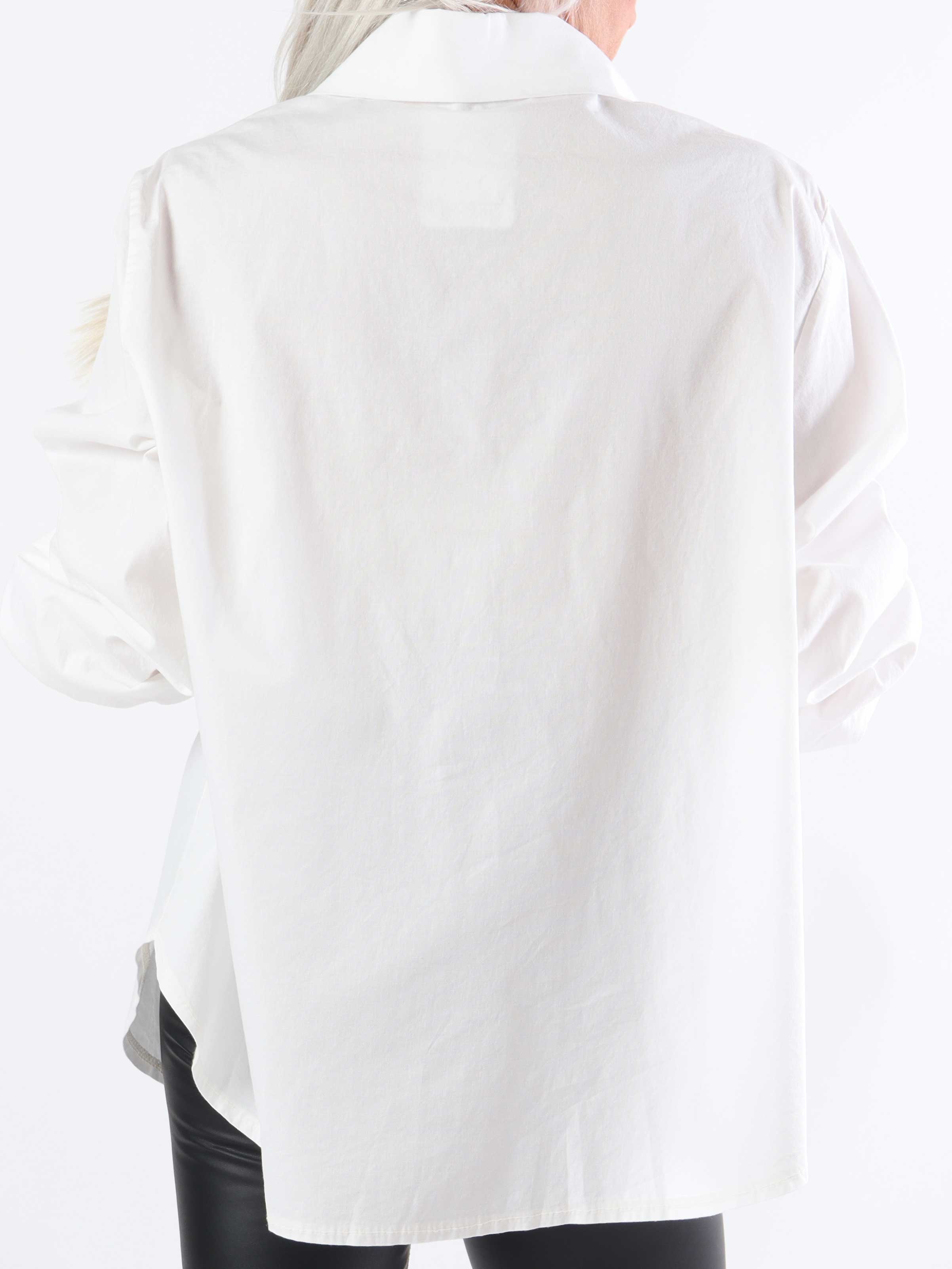 Hera - Plus size skjorte med flæser ved brystet